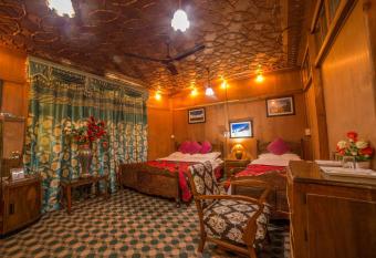 Swan Heritage Houseboats has Balcony rooms