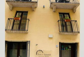 Porta delle Botteghelle has Balcony rooms