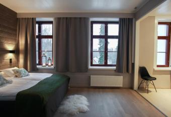 Hotel Mets  hirvas allows 18 year olds to book a room