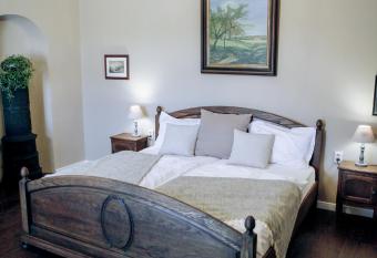 LaBor Kv  rt  ly allows 18 year olds to book a room