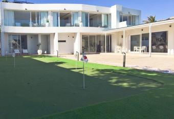 Peach on Beach Boutique Guesthouse has rooms with a private hot tub