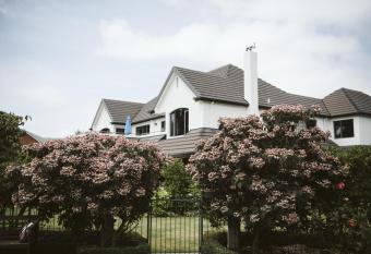 St James Bed and Breakfast has rooms with a private hot tub
