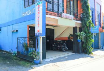 Losmen Bangkit Hidayah allows 18 year olds to book a room