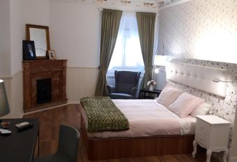 H.Albar Mieres allows 18 year olds to book a room