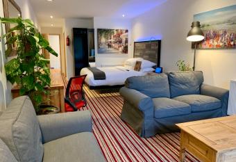 TheWaterfrontLodges has rooms with a private hot tub