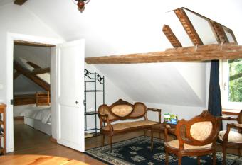 Demeure Renaissance allows 18 year olds to book a room