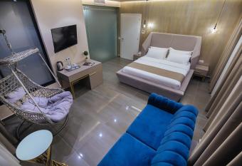 Brilliant Hotel & SPA has rooms with a private hot tub