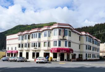 Hotel Seward allows 18 year olds to book a room