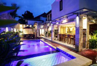 Villa Margaux has rooms with a private hot tub