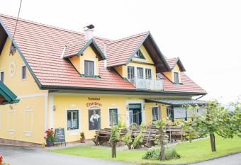 Buschenschank Ofnerpeter allows 18 year olds to book a room