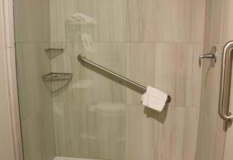 Best Western of Harbor Springs has rooms with a private hot tub