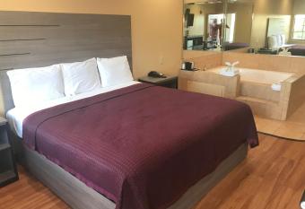 Palace Inn ~ Baytown I~10 has rooms with a private hot tub