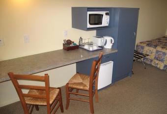 Elliotts Kapiti Coast Motor Lodge has Smoking/Balcony rooms