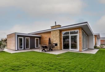 Holiday Home Green Resort Mooi Bemelen-2 has Balcony rooms