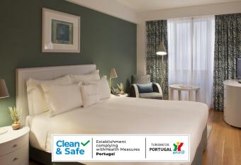 Altis Suites Apartamentos Tur  sticos has rooms with a private hot tub