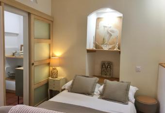 La Maison du Canal - Canal Studio allows 18 year olds to book a room