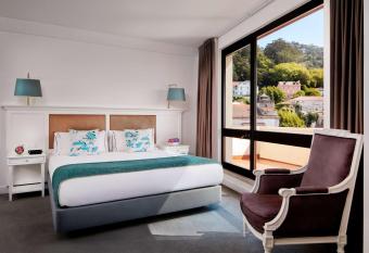NH Sintra Centro allows 18 year olds to book a room