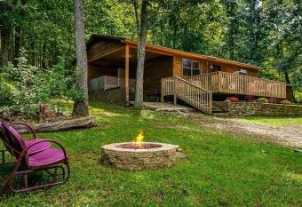 Centerpoint Trail Cabin- Perfect hiking just steps away has Balcony rooms