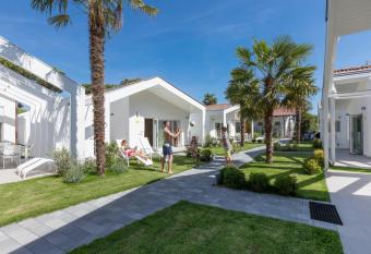 Vela Blu Camping Village has rooms with a private hot tub