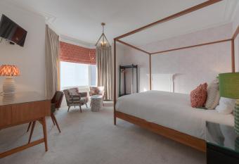 Florence Suite Boutique Hotel and Restaurant allows 18 year olds to book a room