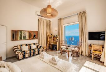 VILLA OLGA LUXURY CAPRI has Balcony rooms