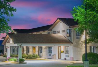 Super 8 by Wyndham Knoxville allows 18 year olds to book a room