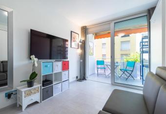 Beautiful studio near sea (free parking) has Balcony rooms