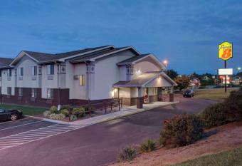 Super 8 by Wyndham Christiansburg/Blacksburg Area has Smoking rooms