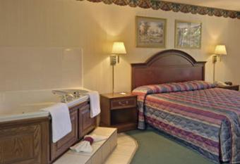 Ozarka Lodge Eureka Springs has rooms with a private hot tub
