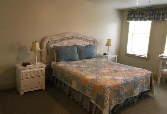 The Eagle's Nest Inn has rooms with a private hot tub