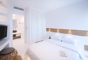 Phos Home by Rocks Estates has rooms with a private hot tub