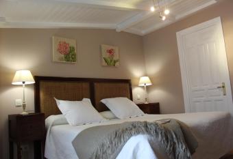 La Casona de Luc  a allows 18 year olds to book a room