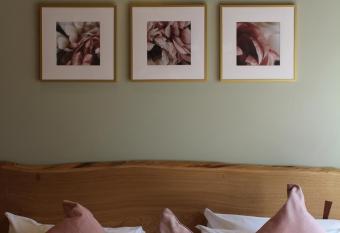 The Nags Head Hotel has Balcony rooms