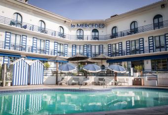 Hotel Mercedes allows 18 year olds to book a room