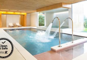 Hotel Minho allows 18 year olds to book a room