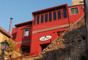 i milord has Balcony rooms