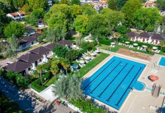 Villaggio Los Nidos allows 18 year olds to book a room