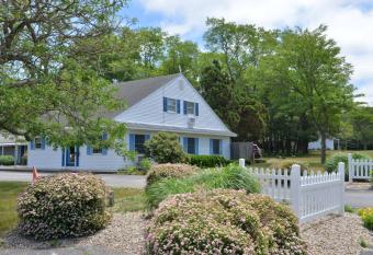 Blue Dolphin Inn has Balcony rooms