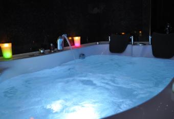 Villa Maki has rooms with a private hot tub