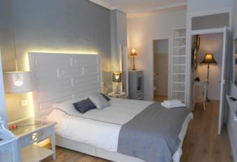 La Parada allows 18 year olds to book a room