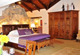 Hotel Museo Spa Casa Santo Domingo has rooms with a private hot tub