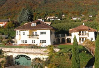 Bioweingut Lieselehof Apartments allows 18 year olds to book a room