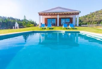 Villa Ca  n Biel has Balcony rooms