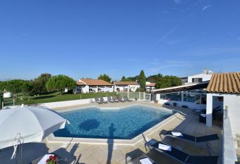 Mas de la Grenouill  re H  tel et Centre   questre en pleine nature has Balcony rooms