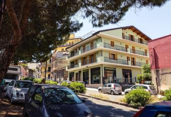 Rocca degli Etnei allows 18 year olds to book a room