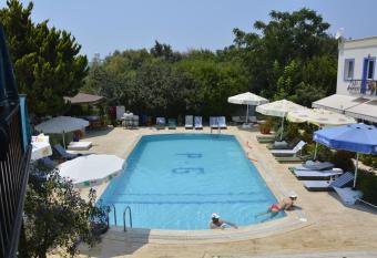 Paradise Garden Apartments has Smoking/Balcony rooms