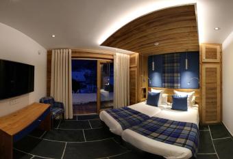 Les Chalets d Adelphine allows 18 year olds to book a room