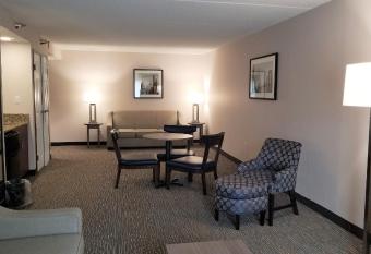 Wingate by Wyndham Lima Downtown has rooms with a private hot tub