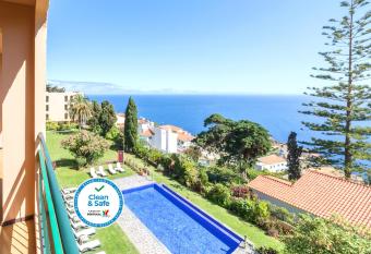 Dom Pedro Garajau has Balcony rooms