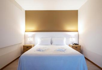 Dom Pedro Marina has rooms with a private hot tub